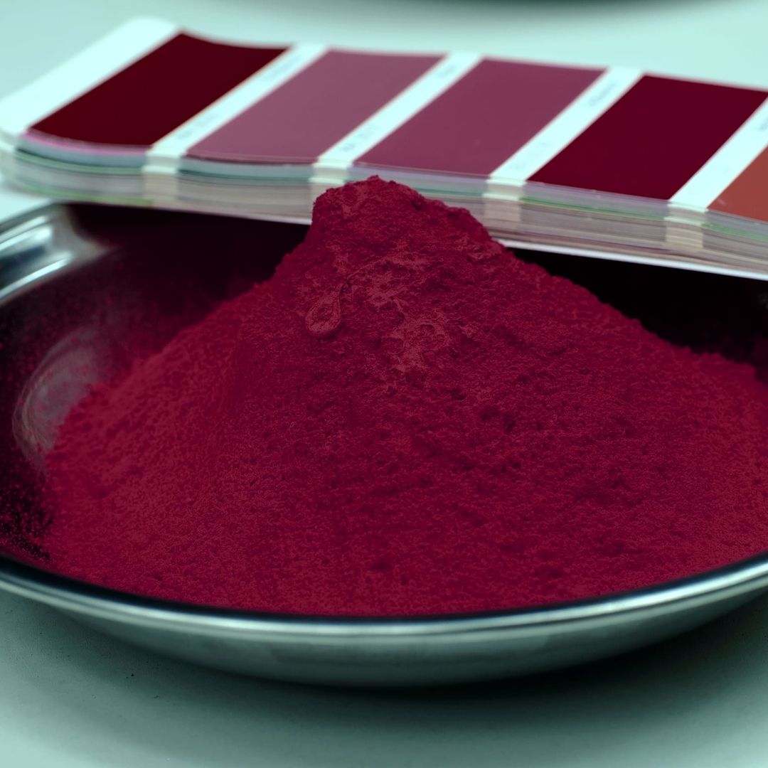 Rotes Pulver vor Farbkartei