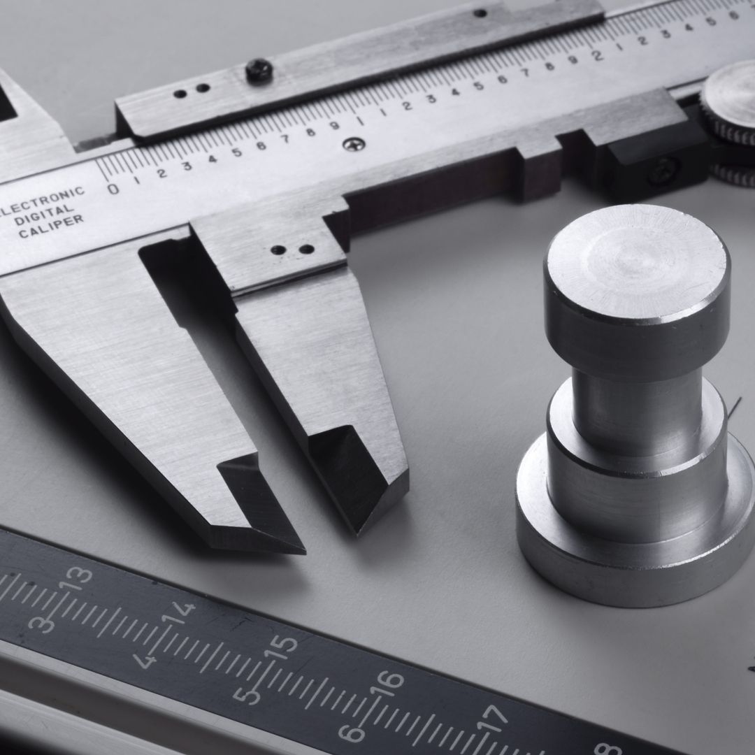 Eine Zange, ein Lineal und weitere Werkzeuge liegen ordentlich auf einem Tisch.